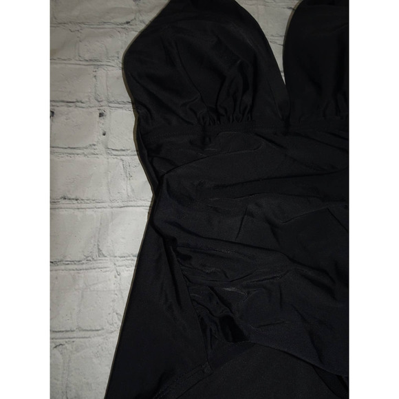 Tommy Hilfiger Plunging Halter Tummy-Control One-Piece Swimsuit, Size 6 - Picture 7 of 9